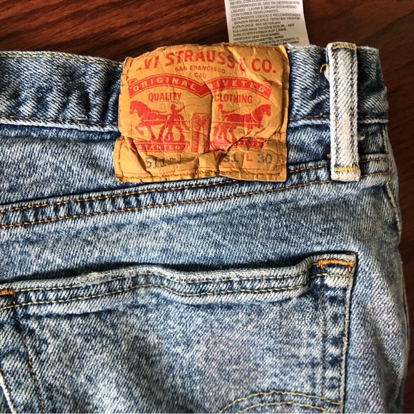 Levi’s 90s Distressed Jeans - Picture 5 of 6